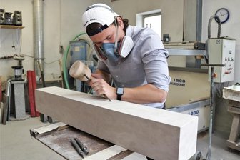 Steinmetzmeister in sechster Generation: Weinhold in Eppendorf kennt keinen Fachkräftemangel - Meisterlich in der sechsten Generation: Julius Weinhold ist der jüngste Weinhold-Meister. Mit 23 Jahren hat er seine Meisterprüfung absolviert.