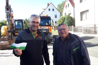 Steinpleis: Ein Zwei-Millionen-Euro-Abschiedsgeschenk für den früheren Ortsvorsteher - Der ehemalige Ortsvorsteher Bernd Dietel (rechts) und der neue, Danny Schmidt, freuten sich, dass die Kreisstraße Zum Steinpleiser Bahnhof komplett saniert ist.