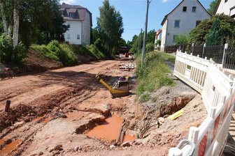 Steinpleis: Millionen-Projekt im Dorf ist abgeschlossen - Die Anlieger der Straße Zum Steinpleiser Bahnhof mussten lange mit Behinderungen leben.