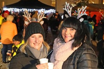 Steinpleis: Turnhallen-Retter starten durch - Jeanette Piehler (li.) und Nicole Richter vom Förderverein stießen auf eine gelungene Premiere der Turnhallenweihnacht an. 