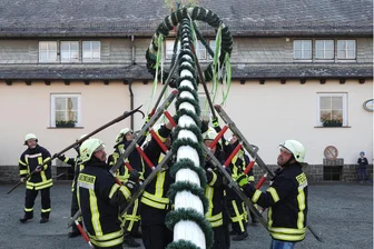 Steinpleis: Unbekannte stehlen Maikranz vom Anger - Die Tradition des Maibaumsetzens ist in der Region verbreitet. Den Steinpleisern wurde ihr Maikranz gestohlen.