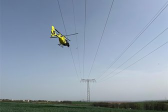 Steinpleis: Vogelschutz an Hochspannungsleitung per Helikopter montiert - Per Helikopter wurden erste Vogelschutz-Armaturen an der Hochspannungsfreileitung Zwickau-Werdau montiert.