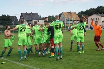Steinpleis Werdau feiert Pokalsieg - In Feierlaune: die Fußballer des FC Sachsen Steinpleis Werdau.