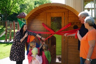 Steinpleis: „Zwerge“ nehmen ihre eigene Fass-Sauna in Besitz - Die Mädchen und Jungen vom „Zwergenland“ haben seit Freitag eine eigene Sauna.