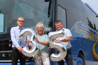 Steinpleiser Familienbetrieb bringt beim Reisen Jung und Alt zusammen - Brit und Jens Hühn sowie Sohn Marius (l.) sind stolz auf ihre erfolgreiche Firmengeschichte.
