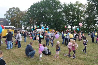 Steinpleiser „Herbstzauber“ mit Konzert von „De Randfichten“ und Spaß für Familien - Beim Familiennachmittag im vergangenen Jahr war das Gewusel vor der Turnhalle Steinpleis groß.