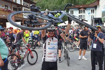 Steinpleiser lässt sich bei Radmarathon nicht von der Hitze stoppen - Geschafft aber glücklich war René Scarabis im Ziel des Ötztaler Radmarathons in Sölden. Der Steinpleiser hatte sich vor kurzem erstmals der Herausforderung von 227 Kilometern und 5500 Höhenmetern gestellt und dabei sein eigenes Ziel von einer Zeit unter 12 Stunden erreicht. 