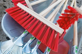 Steinpleiser machen ihr Dorf frühlingsschön - Mit Besen und Rechen wollen die Steinpleiser am 1. April loslegen.