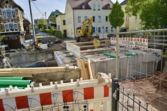 Steinpleiser sehnen Ende des Brückenbaus im Dorf herbei - Die Brücke am Alten Schulweg in Steinpleis wird noch bis mindestens Ende Juli gebaut.