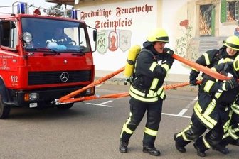 Steinpleiser wollen in Glauchau Sieg an Land ziehen - Beim Training zogen die Steinpleiser ihr 7,5 Tonnen schweres Löschfahrzeug. Dabei kamen sie mächtig ins Schwitzen.