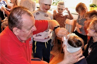 Steinpleiser "Zwerge" lernen Erste-Hilfe-Kniffe - DRK-Ausbilder Heiko Döhler zeigt den Kindern auch das Anlegen eines Kopfverbandes.