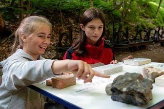 Steinreiche Länderkunde auf dem Rochlitzer Berg: Geografie-Asse im Wettstreit - Lina (l.) und Jodie vom Martin-Luther-Gymnasium Frankenberg beim Zuordnen von Gesteinen.