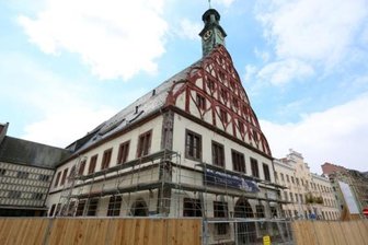Steinsäge schneidet durch Gewandhaus - Die Sanierung des Gewandhauses hat die nächste Etappe genommen.