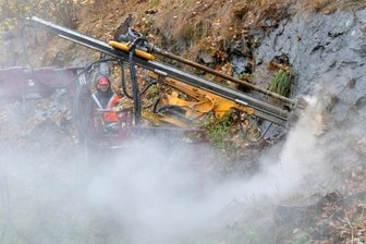 Steinschlaggefahr: Hang bei Mulda wird gesichert - Am Hang an der S 209 am Ortseingang Mulda in Richtung Lichtenberg führen Mitarbeiter der Firma Jähnig aus Dorfhain Sicherungsarbeiten am Felshang aus. Zunächst beseitigten sie den Wildwuchs, danach führten sie mit Hilfe eines Teleskopladers mit Bohrkorb Bohrungen für Prüfanker durch. So wird die Haltbarkeit getestet. 