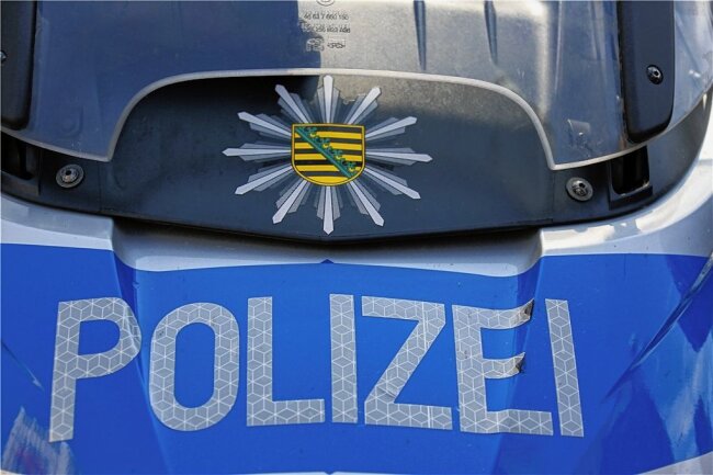 Steinwürfe von Autobahnbrücke bei Penig - Die Polizei meldet Steinewürfe auf Autos. 