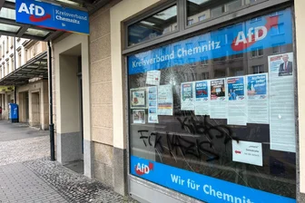 Steinwurf auf AfD-Büro in Chemnitz - Das AfD-Büro an der Theaterstraße wurde offenbar durch einen Steinwurf beschädigt.