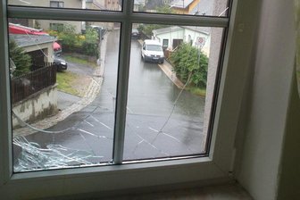 Steinwurf auf Asylunterkunft in Bockau: Operatives Abwehrzentrum übernimmt Ermittlungen - Durch diese Scheibe flog der Stein.