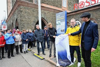 Stele erinnert an Chemnitzer Flughafen-Geschichte - Baubürgermeister Michael Stötzer (links neben der Stele), Thomas Rosner vom Stadtteilmanagement Chemnitz-Süd und Hobbyhistoriker Norbert Engst (rechts) enthüllten am Donnerstagnachmittag eine Informationsstele an der Stollberger Straße in Kappel. Sie erläutert, was es mit dem historischen Flughafengebäude mitten im Neubaugebiet auf sich hat.