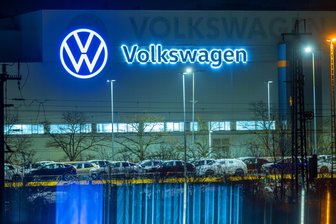 Stellenabbau bei VW in Zwickau: Wo bleibt die Solidarität der anderen Volkswagen-Standorte? - Ein neuer VW Schriftzug am Volkswagen-Werk in Zwickau/Mosel leuchtet seit einigen Tagen in der Dunkelheit.