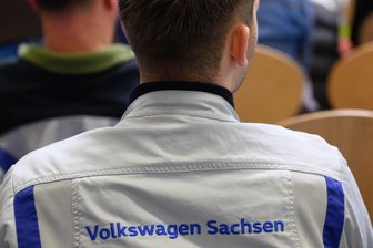 Stellenabbau ohne Entlassungen: Auf welche Maßnahmen Volkswagen setzt, und wie viele Leute schon bis Jahresende weg sind - Mitarbeiter von VW Sachsen bei einer Betriebsversammlung im Werk Zwickau. Auch dort will das Unternehmen Stellen abbauen.