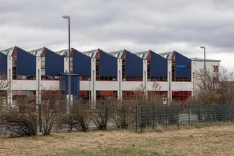 Stellenabbau und Kurzarbeit: Baukrise trifft Hoppe-Werk im Erzgebirge hart - Mit rund 460 Mitarbeitern und einer Produktionsfläche von 31.500 Quadratmetern ist das Crottendorfer Werk das größte Einzelwerk der Hoppe-Gruppe. Auf die Krise in der Bauwirtschaft wurde mit Stellenabbau und Kurzarbeit reagiert.