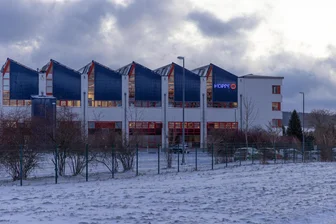 Stellenabbau und Kurzarbeit gestoppt: So steht es um das Hoppe-Werk im Erzgebirge - Die Hoppe-Gruppe betreibt in Crottendorf ihr größtes Werk. Nach Stellenabbau und Kurzarbeit hat sich die Lage stabilisiert. Doch angesichts der Baukrise wird 2025 mit einem weiteren schwierigen Jahr gerechnet.