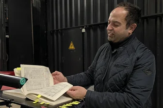 Stellenzahl schrumpft, Sorgen wachsen: Einsparungen treffen auch das Orchester des Theaters Plauen-Zwickau - Generalmusikdirektor Leo Siberski blättert in den „Salome“-Noten. Die Arbeit an solchen musikalischen Meisterwerken lenken ihn und seine Musiker von den finanziellen Problemen des Theaters ab.