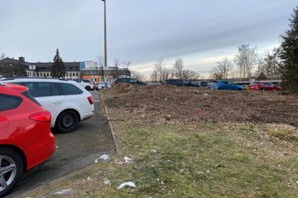 Stellplätze am Klinikum in Rodewisch reichen nicht mehr aus: Kann ein Parkhaus die Lösung sein? - Der Parkplatz vor dem Klinikum Obergöltzsch reicht nicht mehr aus. Am Amselweg will man erweitern.