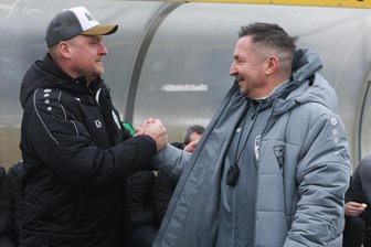 Stellt der Trainer von Merkur Oelsnitz ausgerechnet seinem Ex-Verein ein Bein? - Merkurs Coach Kenny Häußler (l.) darf mit seinem Team gegen seinen Ex-Verein Syrau nicht schwächeln, will man dem VfB Schöneck von Trainer Marco Waldenburger (r.) auf den Fersen bleiben.