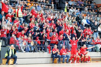 Stellungnahme nach dem Eklat: Verband stellt Zukunft des Fußballturniers um den Hallenpokal der Freien Presse in Frage - Die Fans sind bei den Hallenfußballturnieren um den Pokal der Freien Presse das Salz in der Suppe. 4611 Zuschauer zählte der Veranstalter in den bisherigen zehn Wettbewerben.