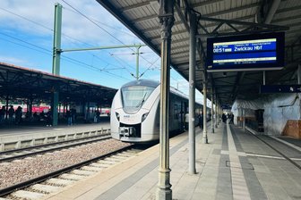 Stellwerkstörung in Freiberg: Zugverkehr nach Dresden mit Verspätungen und Ausfällen - Eine Stellwerkstörung gab es am Montag am Bahnhof Freiberg, Beispielfoto.