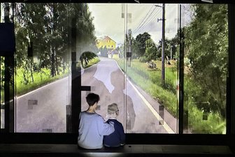 Stelzen und Hummelflug: Theater in Freiberg zwischen Klischee und Hoffnung - Im Stück „Versuch über meinen Großvater" flüchten Gundula Hoffmann und die Großvaterpuppe in die Utopie.