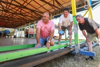 Stelzendorf feiert - und will wachsen - Heiko Großer (links) und Jens Schulze (Mitte) vom Förderverein mit Schausteller Udo Weichsel, der mit seiner 70 Jahre alten Auto-Scooter-Bahn in Stelzendorf dabei ist. 