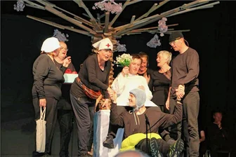 Stelzenfestspiele: Die Landmaschinensinfonie erklingt zum letzten Mal - Generalprobe zum neuen Theaterstück der Inselbühne Leipzig. Premiere ist Samstagabend.