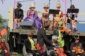 Stelzenfestspiele in diesem Jahr komplett unter freiem Himmel - Das Waldorchester und die Wiesenstreicher haben in diesem Jahr unter freiem Himmel ihren Auftritt.
