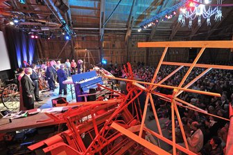 Stelzenfestspiele mit Kuh-Gesprächen und Gülle-Orgel - Das Musikfestspiel Stelzenfestspiele bei Reuth will Ende Juli wieder mehrere Tausend Gäste in das Vogtland locken. (Archivbild)
