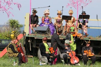 Stelzenfestspiele unter freiem Himmel - Das Waldorchester und die Wiesenstreicher haben in diesem Jahr unter freiem Himmel ihren Auftritt.