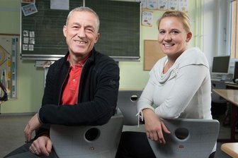 Stempel Seiteneinsteiger? - «Auf Vorbehalte bin ich oft gestoßen» - Die beiden Lehrer Julia Beranek und Holm Buchner sitzen in einem Klassenzimmer der 102. Grundschule in Dresden (Sachsen). Sachsen setzt im Schulunterricht zunehmend auf Seiteneinsteiger. Nach Angaben des Kultusministeriums lehren derzeit insgesamt 1134 sogenannte Quereinsteiger an öffentlichen Schulen.