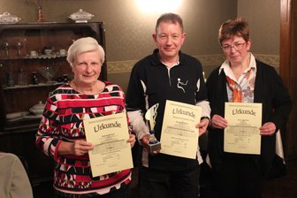 Stenograf aus Plauen bleibt der schnellste Schreiber der neuen Bundesländer - Alexander Beyer (Mitte) siegte im „20-Minuten-Geschwindigkeitsschreiben“ vor Regina Scharf (Dresden, links) und Anja Lauckner (ebenfalls Stenografenverein Aue).