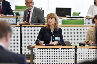 Stenografie im Sächsischen Landtag in Dresden: Diese Frau schreibt 300 Silben pro Minute - Stenografin Ute Silze (Mitte) während einer Plenarsitzung des Sächsischen Landtags. 