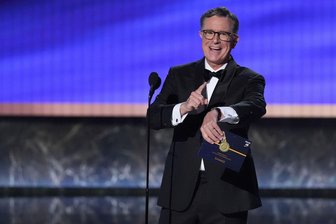 Stephen Colbert mit Überraschungsauftritt bei Lokalshow - Der US-Comedian meldet sich nur 24 Stunden nach seinem Aus bei CBS mit Komik, Tragik und auch kleinen Spitzen aus einer Lokalshow zurück. 