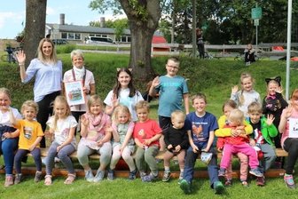 Steppkes erleben Kultur unterm Baum - Lehrerin und Liedermacherin Jana Göhzold (2. v. l.) hat Kindern bei der Veranstaltung "Kleinhartmannsdorfer Lesebaum" vorgelesen und dazu Gitarre gespielt.