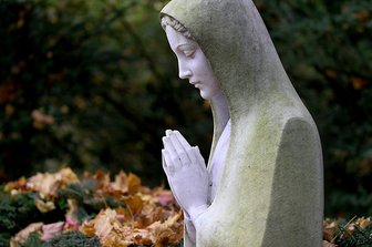 Sterben Friedhöfe aus? - Zunehmend werden Tote in Urnengräbern bestattet. Dafür wird weniger Fläche benötigt als für traditionelle Erdbegräbnisse. Was soll mit den freien Arealen geschehen?