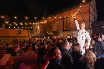 Sterben im Vogtland mit Kraftklub: „Wenn wir uns alle eine kräftige Lungenentzündung einfangen, will ich, dass wir uns genau so im Jenseits wiederfinden“ - Dorffest des Jahres: Etwa 500 Leute feierten Kraftklub.