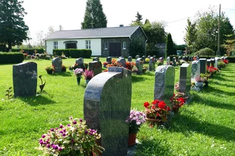Sterben wird teurer: Neue Gebühren für Friedhof in Hohndorf beschlossen - Auf dem Friedhof in Hohndorf soll ein neues Urnengrabfeld angelegt werden.
