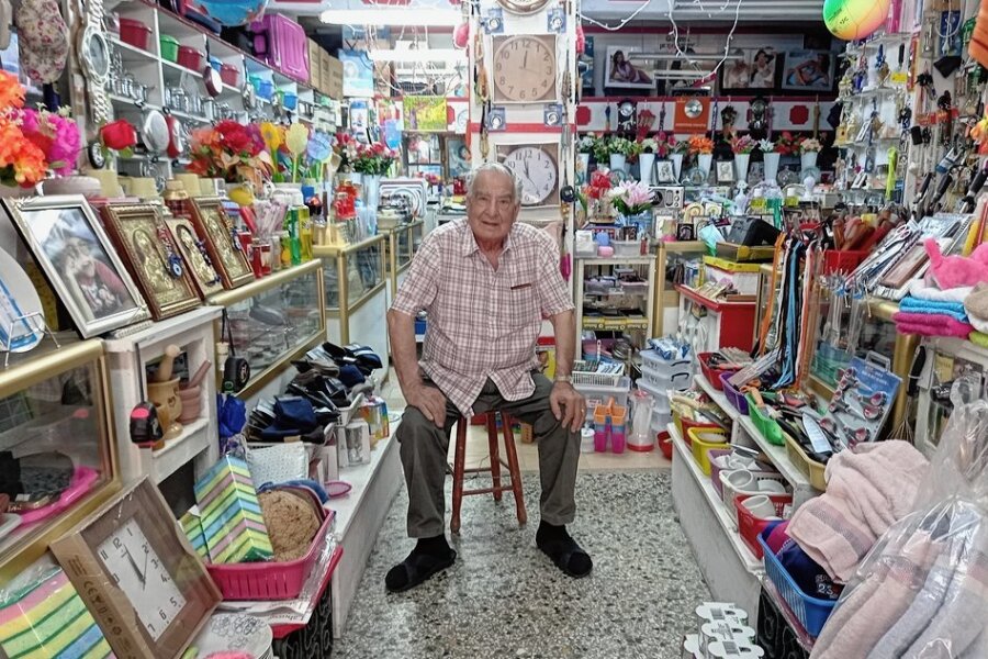 Sterbende Dörfer in Griechenland - Der Grieche Dimitris Stamenas, 87, der seit 1953 sein Geschäft in Nea Zichni betreibt, will weiterarbeiten - "bis ich umfalle!" 
