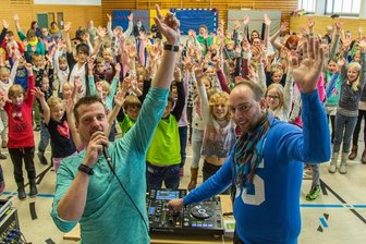 Stereoact-DJs legen für Zwönitzer Ferienkinder auf - Stereoact alias Rico Einenkel und Sebastian Seidel (vorn von links).
