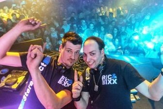 Stereoact kommt zum Zwickauer Frühlingsvolksfest - Das DJ-Duo Stereoact - Rico Einenkel und Sebastian Seidel (v. l.) - hier in der Olbernhauer Diskothek "Halle".