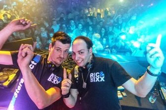 Stereoact steht beim Auer Stadtfest auf der Bühne - Das DJ-Duo Stereoact - Rico Einenkel und Sebastian Seidel (v. l.) - in der Olbernhauer Diskothek "Halle".