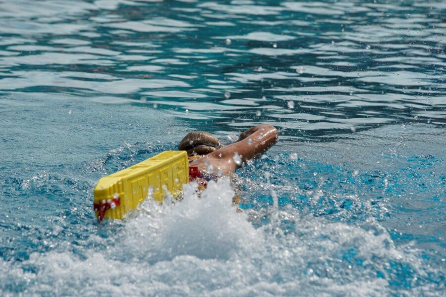 Stern des Sports: Rettungsschwimmer ausgezeichnet - Im Sommerferienlager der DLRG-Rettungsschwimmer trainierte auch Carolin Krenkel mit dem Rescue Tube. 